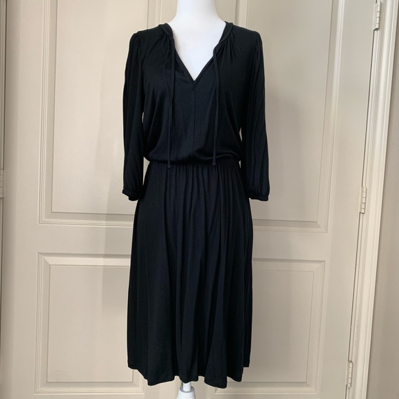 GAP Dresses & Skirts - GAP Dress with elastic waist and sleeves